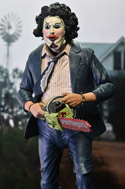 Leatherface NECA Pretty Woman – figura articulada con delantal y motosierra en escena de acción.