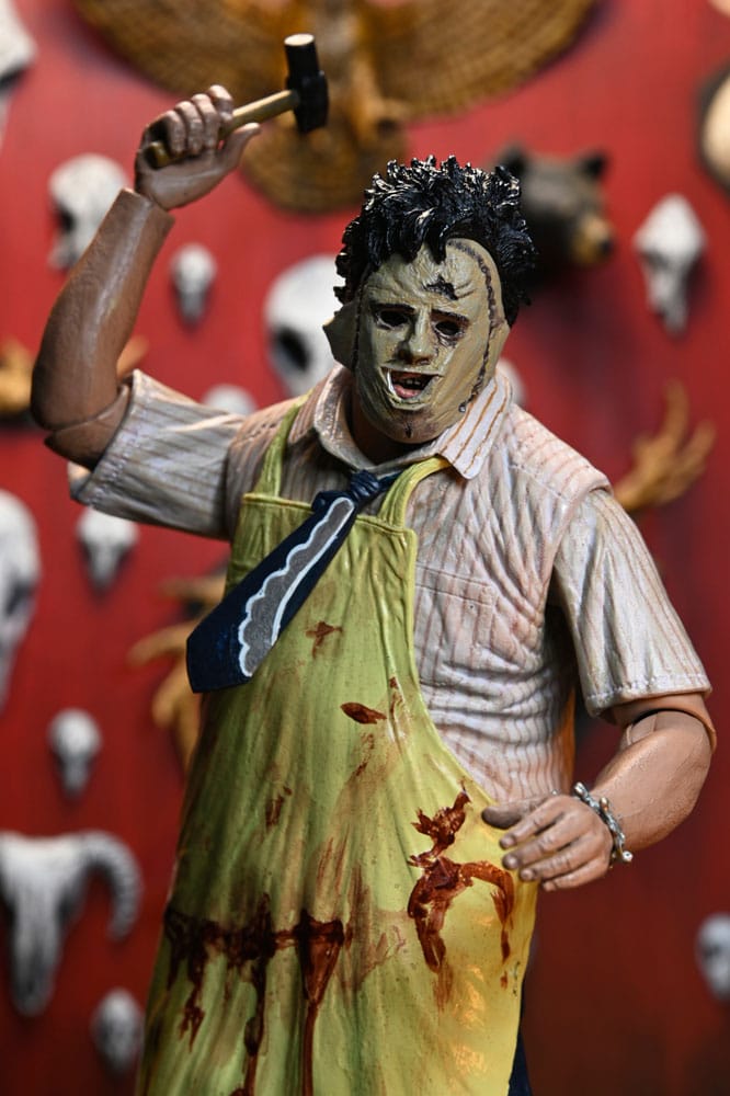 Figura NECA Leatherface La Matanza de Texas 50 Aniversario con caja de arte con ventana