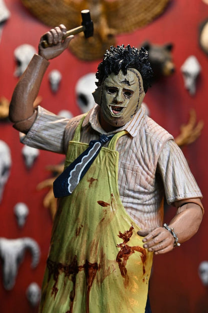 Figura NECA Leatherface La Matanza de Texas 50 Aniversario con caja de arte con ventana