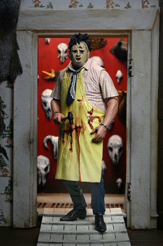 Figura Leatherface NECA con delantal amarillo y motosierra La Matanza de Texas