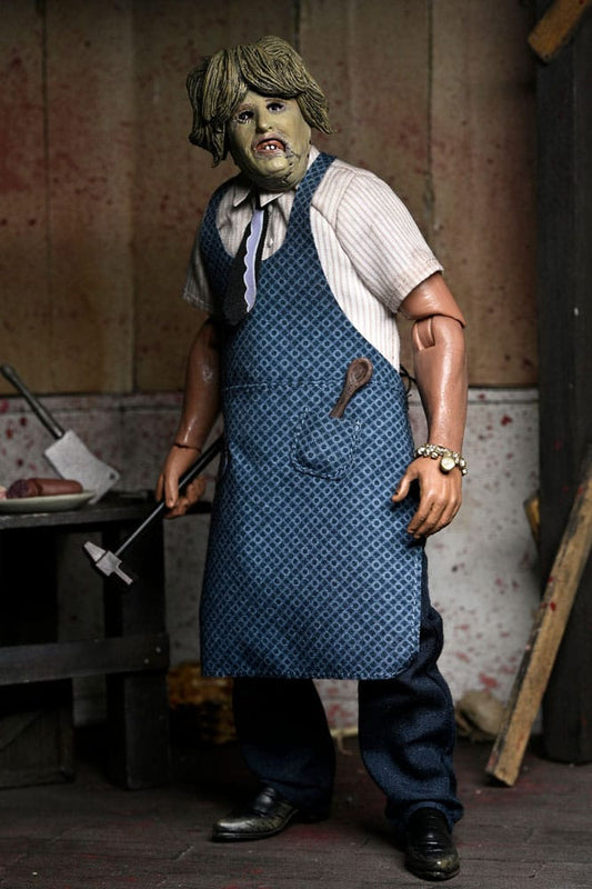 Figura Leatherface Old Lady Mask NECA Clothed 20 cm en pose frontal