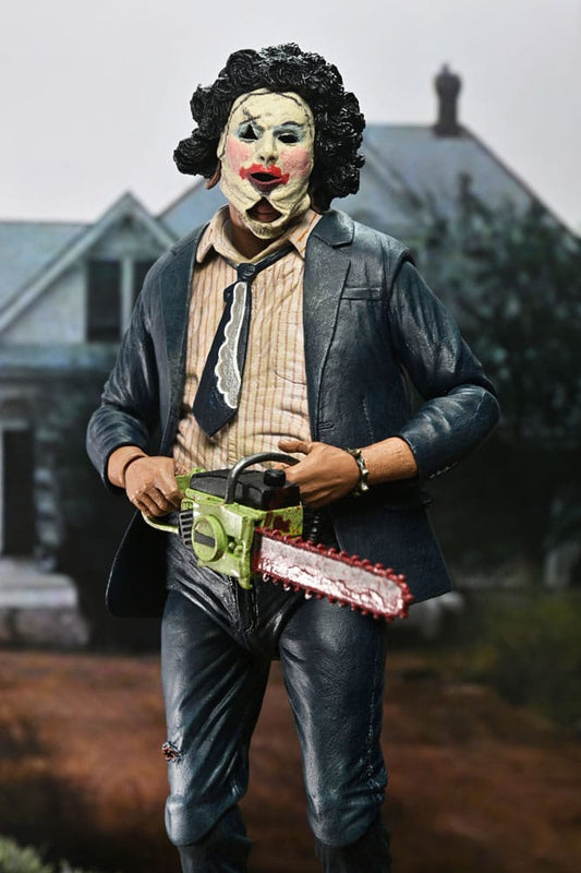 Figura Pretty Woman Leatherface NECA Ultimate – motosierra en mano frente a la casa.