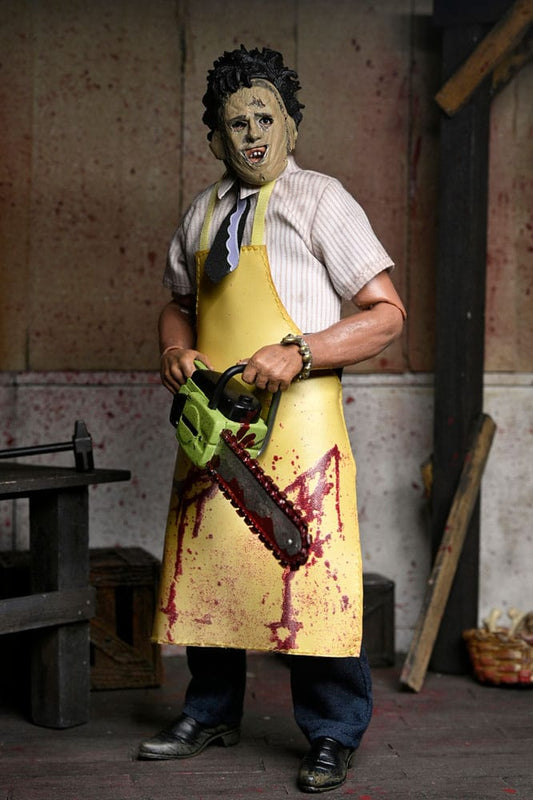 Figura Leatherface NECA Clothed 20 cm con delantal amarillo en pose frontal