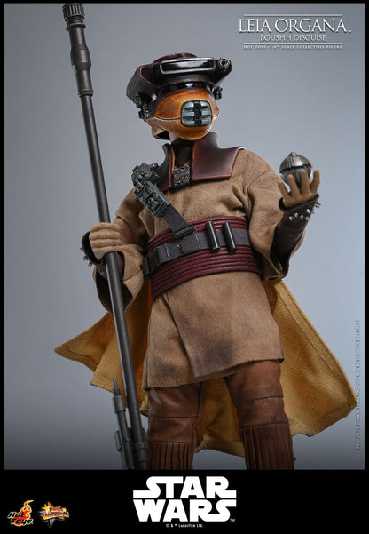 Detalle del esculpido y casco Boushh en la figura Leia Organa Hot Toys 1/6