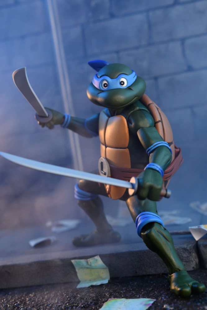 Figura Ultimate Leonardo NECA versión VHS basada en la serie animada TMNT