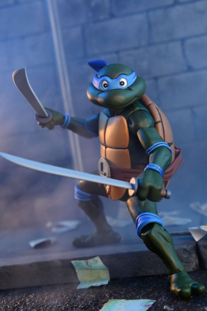 Figura Ultimate Leonardo NECA versión VHS basada en la serie animada TMNT