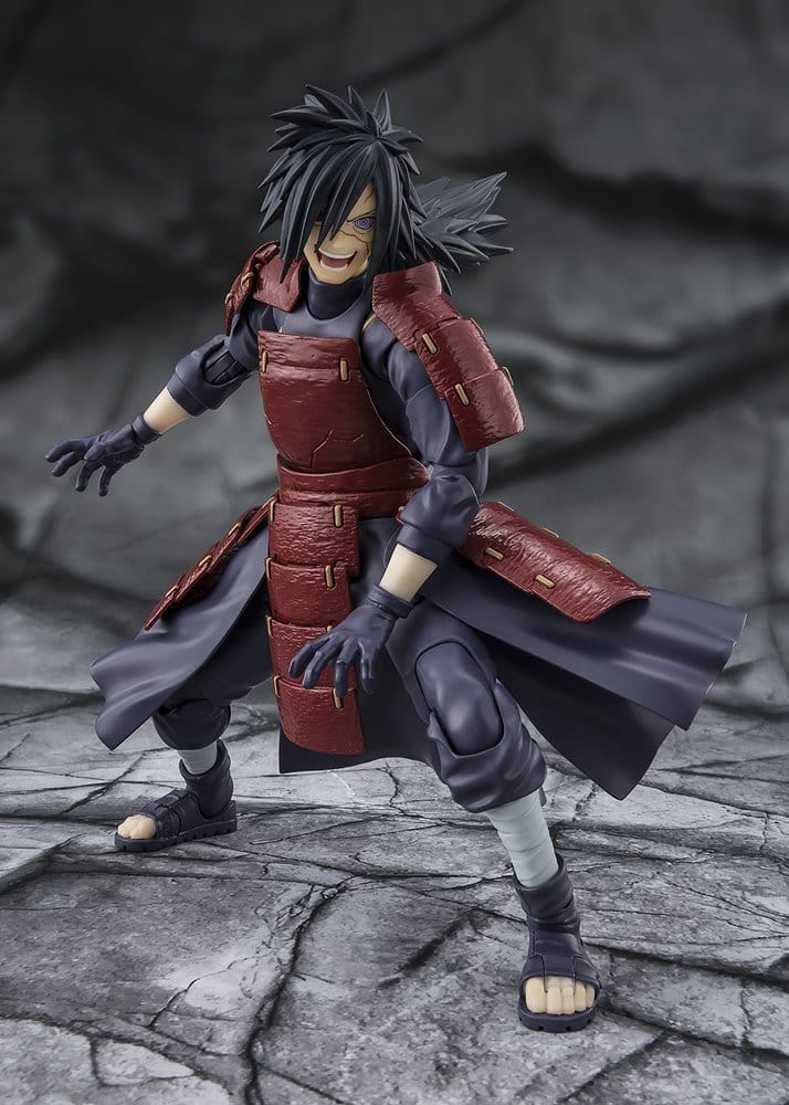 Detalle figura Madara Uchiha con armadura roja Naruto Shippuden