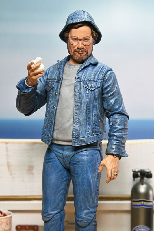 Figura articulada Matt Hooper NECA Ultimate – edición Tiburón 50 aniversario con fondo marino.
