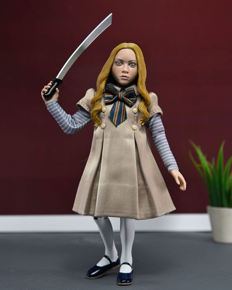 Megan con espada posando de frente – figura NECA con ropa de tela 20 cm