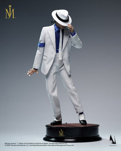 Figura coleccionable Michael Jackson de INART con traje blanco y sombrero