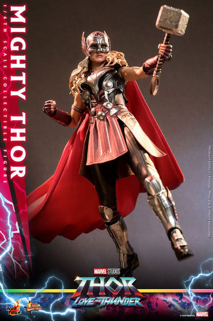 Detalle del rostro y armadura de Mighty Thor Hot Toys con martillo iluminado y accesorios.