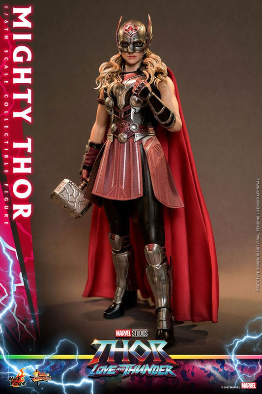 Figura Mighty Thor Hot Toys escala 1/6 con Mjolnir y capa roja – vista frontal completa.