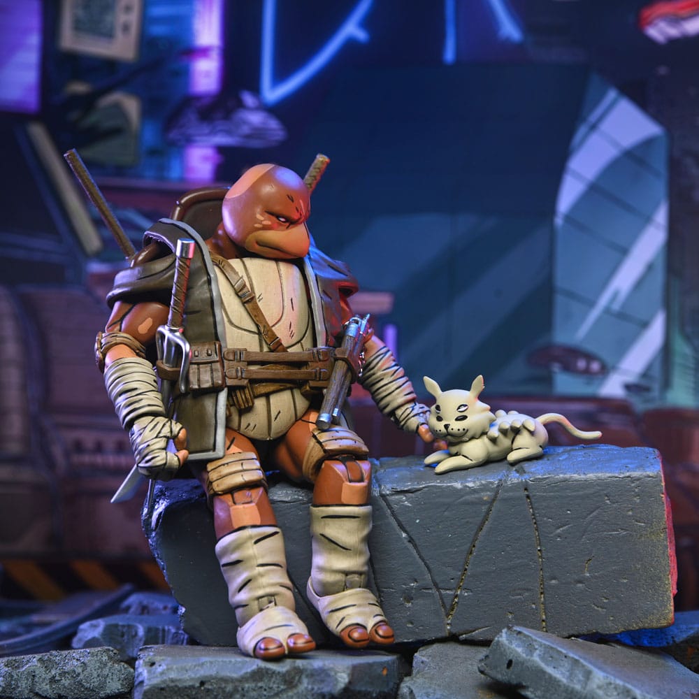 Figura de colección TMNT NECA Moja con caja y fondo urbano.