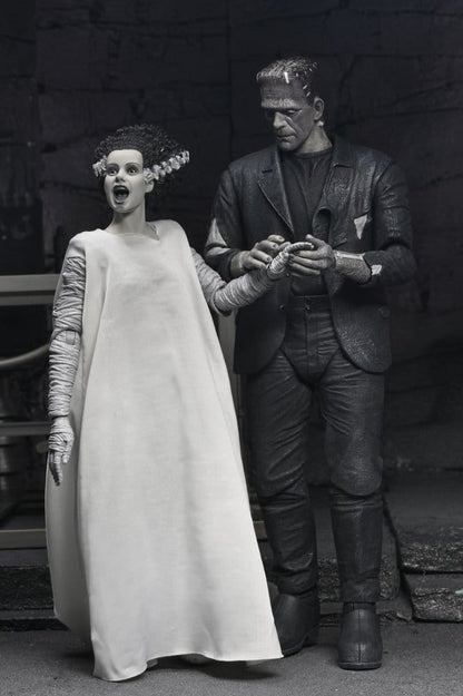 Pack The Monster and His Mate B&W NECA La Novia de Frankenstein vista frontal