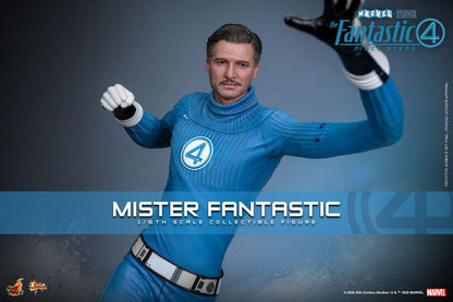 Primer plano de la figura de Pedro Pascal como Mister Fantastic con accesorios intercambiables