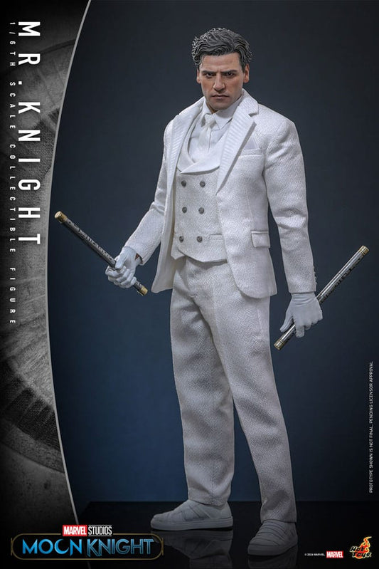 Figura Mr. Knight Hot Toys con traje blanco completo y base expositor.