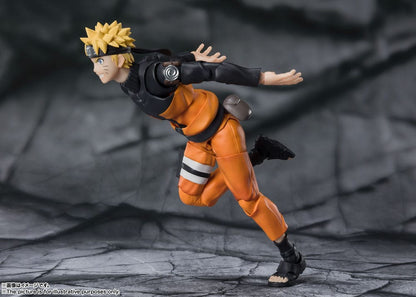 Figura Naruto articulada mostrando movimiento en escena dinámica.