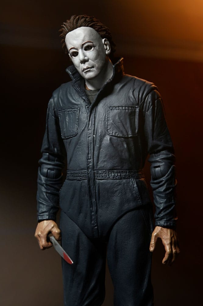 Vista completa de la figura Ultimate Michael Myers en caja con ventana.