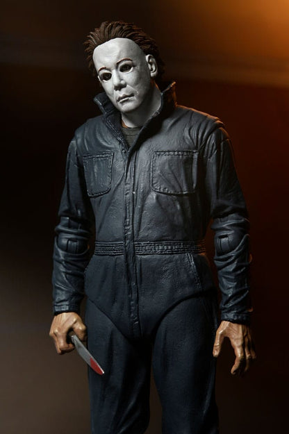 Vista completa de la figura Ultimate Michael Myers en caja con ventana.