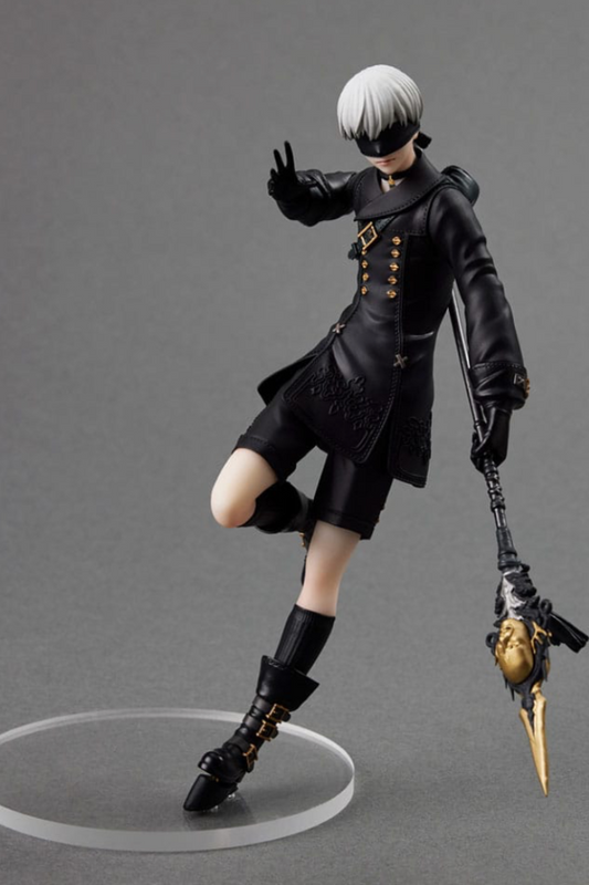 Estatua 9S NieR Automata Form-ISM 17 cm con espada y uniforme negro.