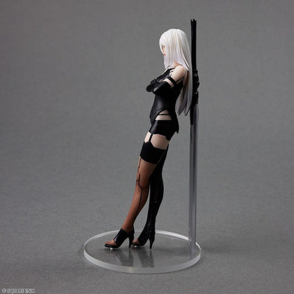 Figura PVC A2 NieR Automata con cabello largo y traje negro.