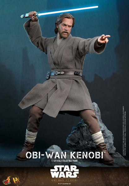 Figura articulada Obi-Wan Kenobi 30 cm con sable de luz iluminado y base expositora Hot Toys.