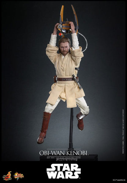 Figura coleccionable Obi-Wan Kenobi Hot Toys con base expositora y sable de luz azul.
