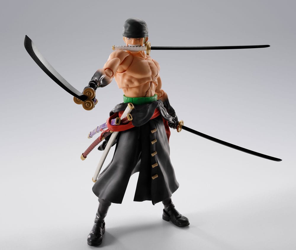 Figura articulada S.H.Figuarts Zoro con triple espada en pose de combate.
