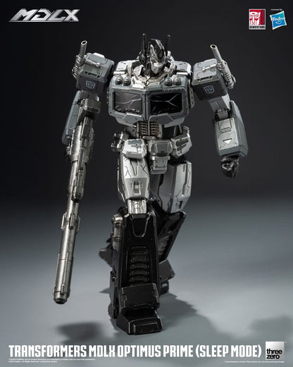 Optimus Prime en modo reposo con Matrix del Liderazgo en el pecho, figura exclusiva Transformers MDLX.