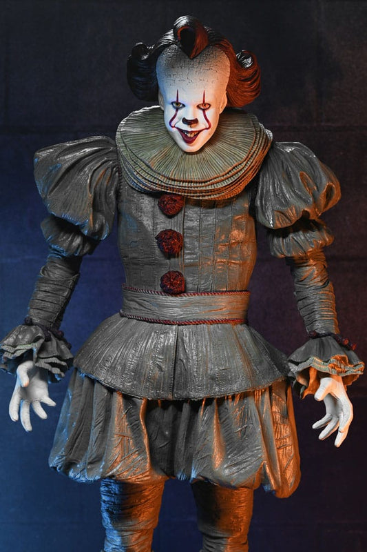 Figura Pennywise NECA 1/4 45 cm basada en It Welcome to Derry con traje detallado.