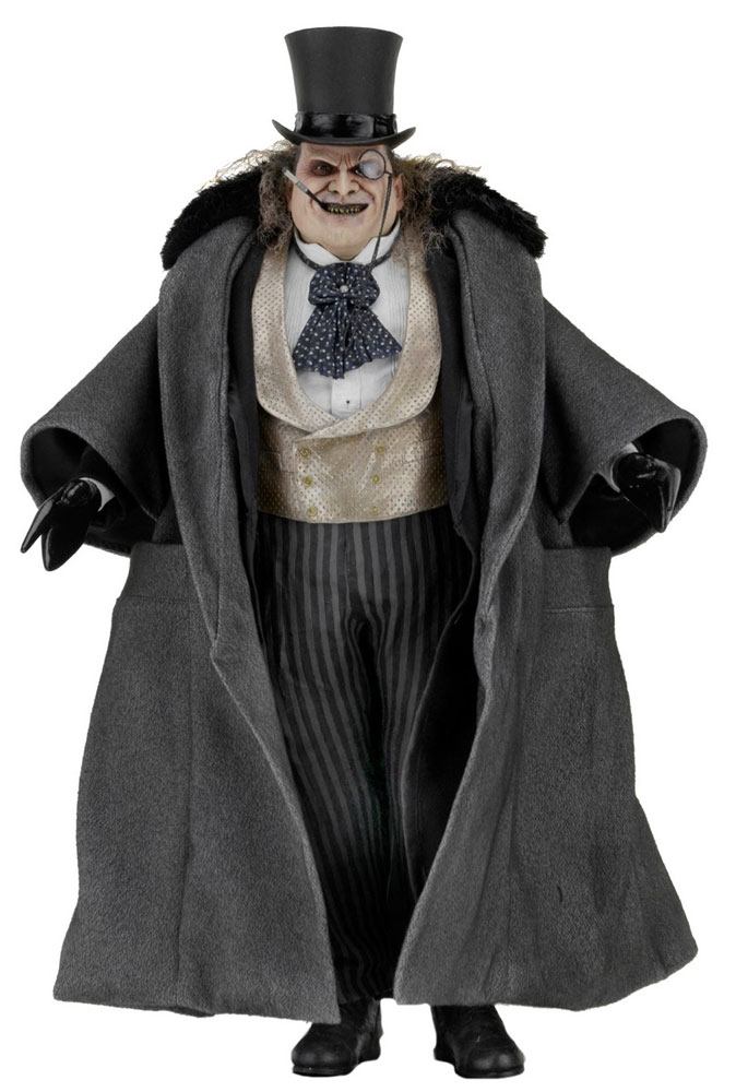 Vista frontal del Pingüino NECA interpretado por Danny DeVito con abrigo negro.