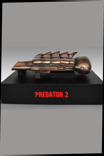Réplica a escala real del Plasmacaster de Predator 2 con base expositora oficial