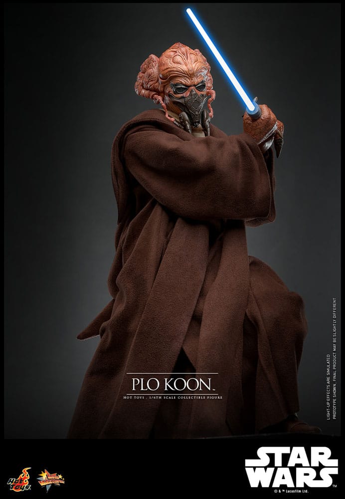 Accesorios incluidos con la figura Plo Koon, sable LED, base y vestimenta.