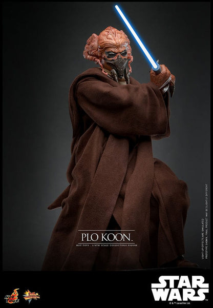 Accesorios incluidos con la figura Plo Koon, sable LED, base y vestimenta.