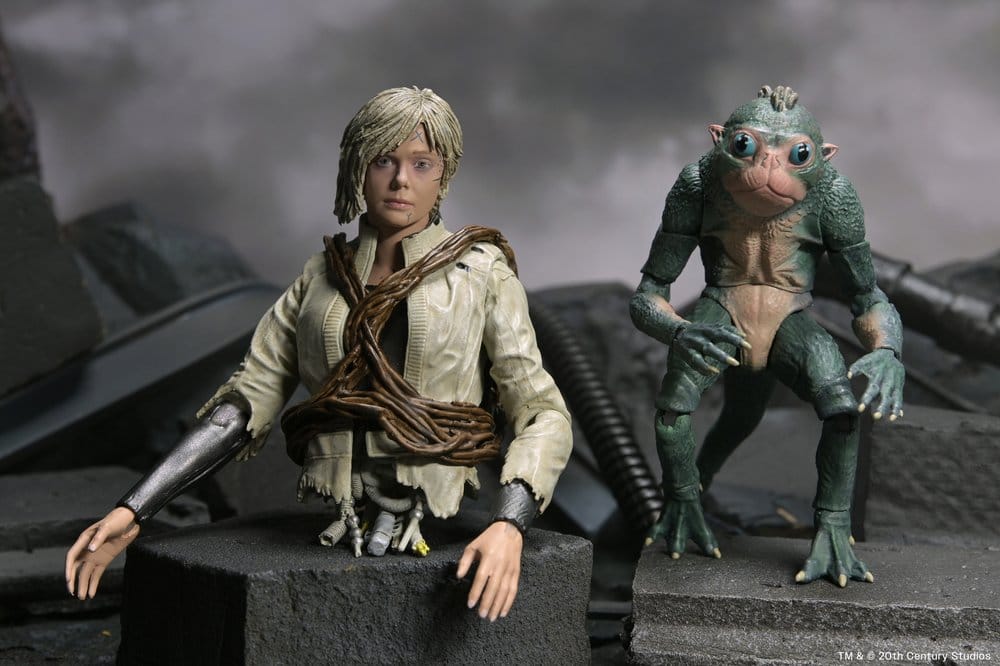 Detalle figura Thia sintética y criatura Bud NECA Predator Badlands