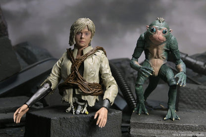 Detalle figura Thia sintética y criatura Bud NECA Predator Badlands