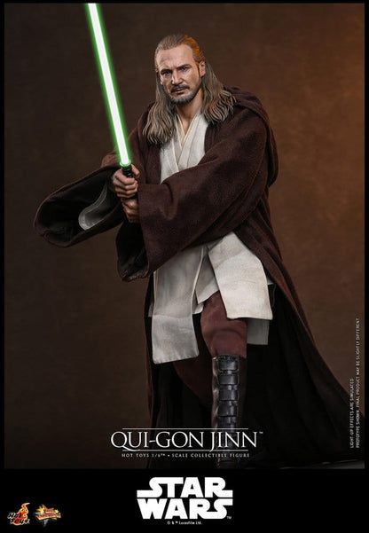 Figura Qui-Gon Jinn Collector Edition Hot Toys escala 1/6 de Star Wars La Amenaza Fantasma con sable de luz verde y acabado hiperrealista.