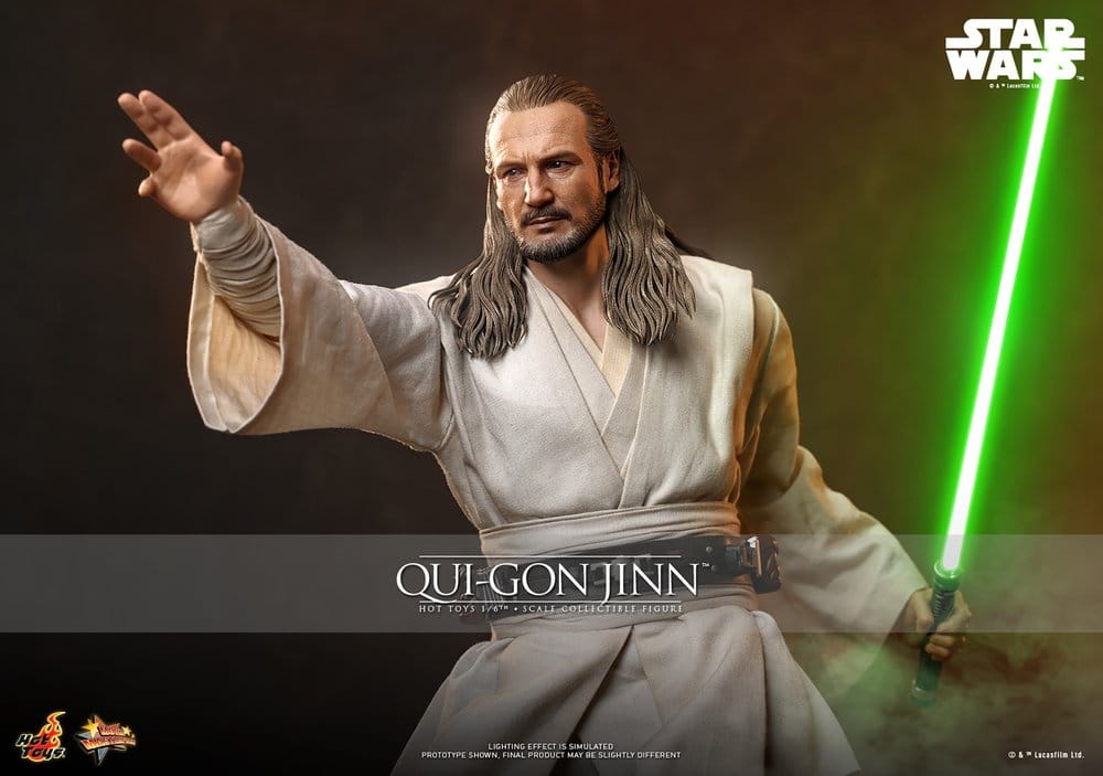 Qui-Gon Jinn Hot Toys 1/6 posando con sable de luz LED verde y accesorios holográficos de Star Wars Episode I.