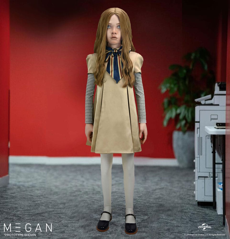 Megan 1/1 de NECA en pose de pie mostrando la calidad de la vestimenta y esculpido.