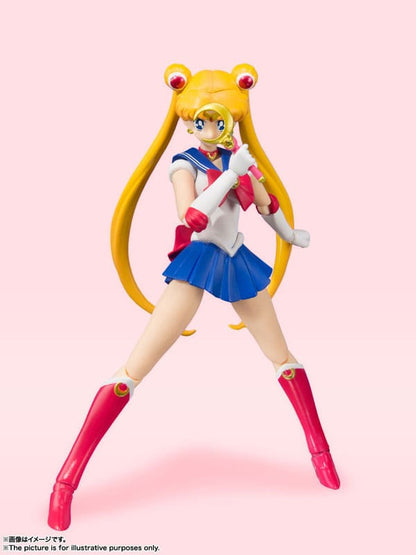 Primer plano del rostro de Sailor Moon sosteniendo el Cetro Lunar.
