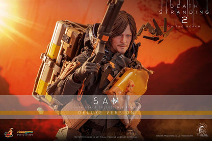 Vista lateral de la figura articulada Sam Bridges Deluxe de Hot Toys con accesorios.
