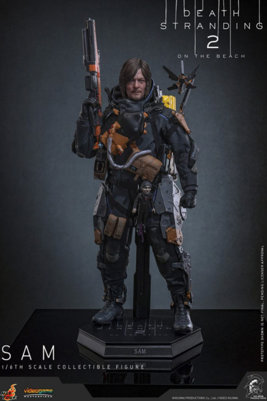 Figura frontal de Sam en Death Stranding 2: On the Beach de Hot Toys, escala 1/6, con base expositora y equipamiento completo.