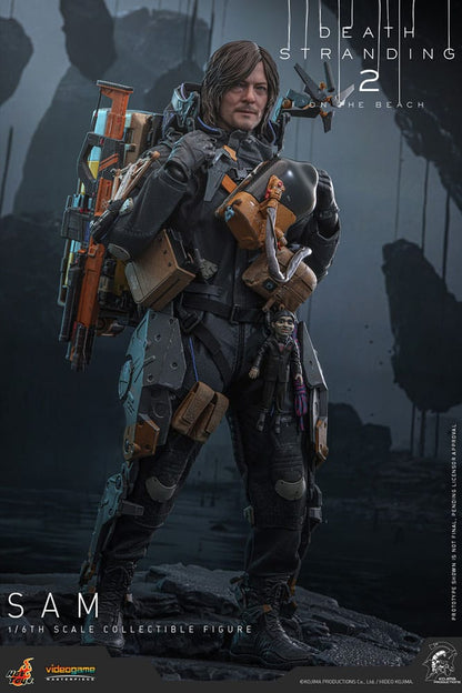 Figura de Sam con mochila de carga y accesorios del videojuego Death Stranding 2 recreados por Hot Toys en escala 1/6.
