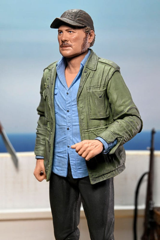Figura articulada Sam Quint NECA – edición 50 aniversario con chaqueta verde y gorra.