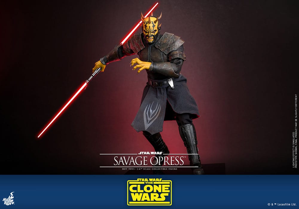 Figura Savage Opress Hot Toys posando con sable láser doble Star Wars The Clone Wars