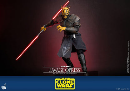 Figura Savage Opress Hot Toys posando con sable láser doble Star Wars The Clone Wars