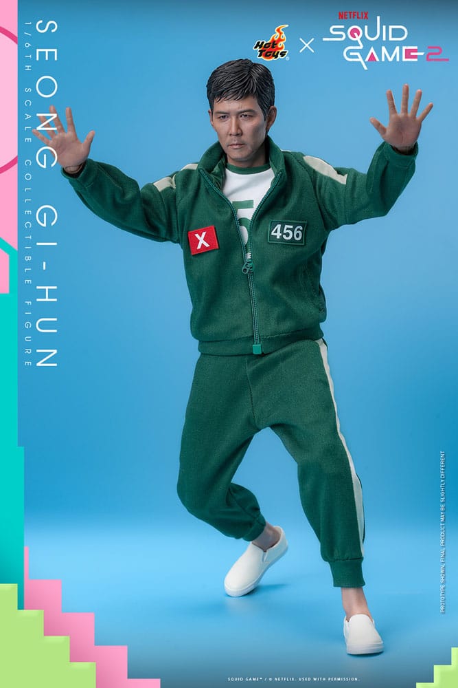Vista frontal de la figura articulada de Seong Gi-hun con chándal verde número 456.