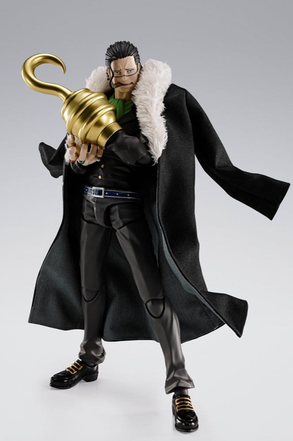 Figura Sir Crocodile S.H.Figuarts One Piece Marineford 18 cm vista frontal con abrigo negro y gancho dorado