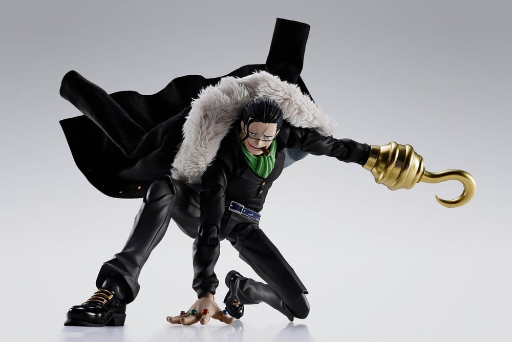 Detalle figura Sir Crocodile One Piece con gancho dorado y abrigo largo negro S.H.Figuarts