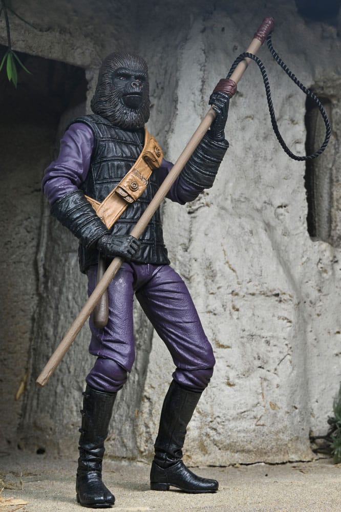 Figura NECA Ultimate Gorilla Soldier en escena – con accesorios y pose de guardia.